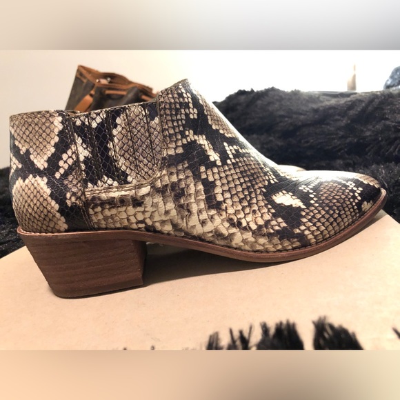 New Madewell Booties - Picture 2 of 8